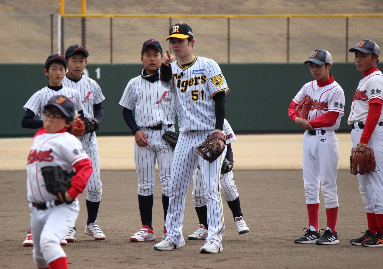 小学生に守備を教える阪神中野拓夢（撮影・柏原誠）