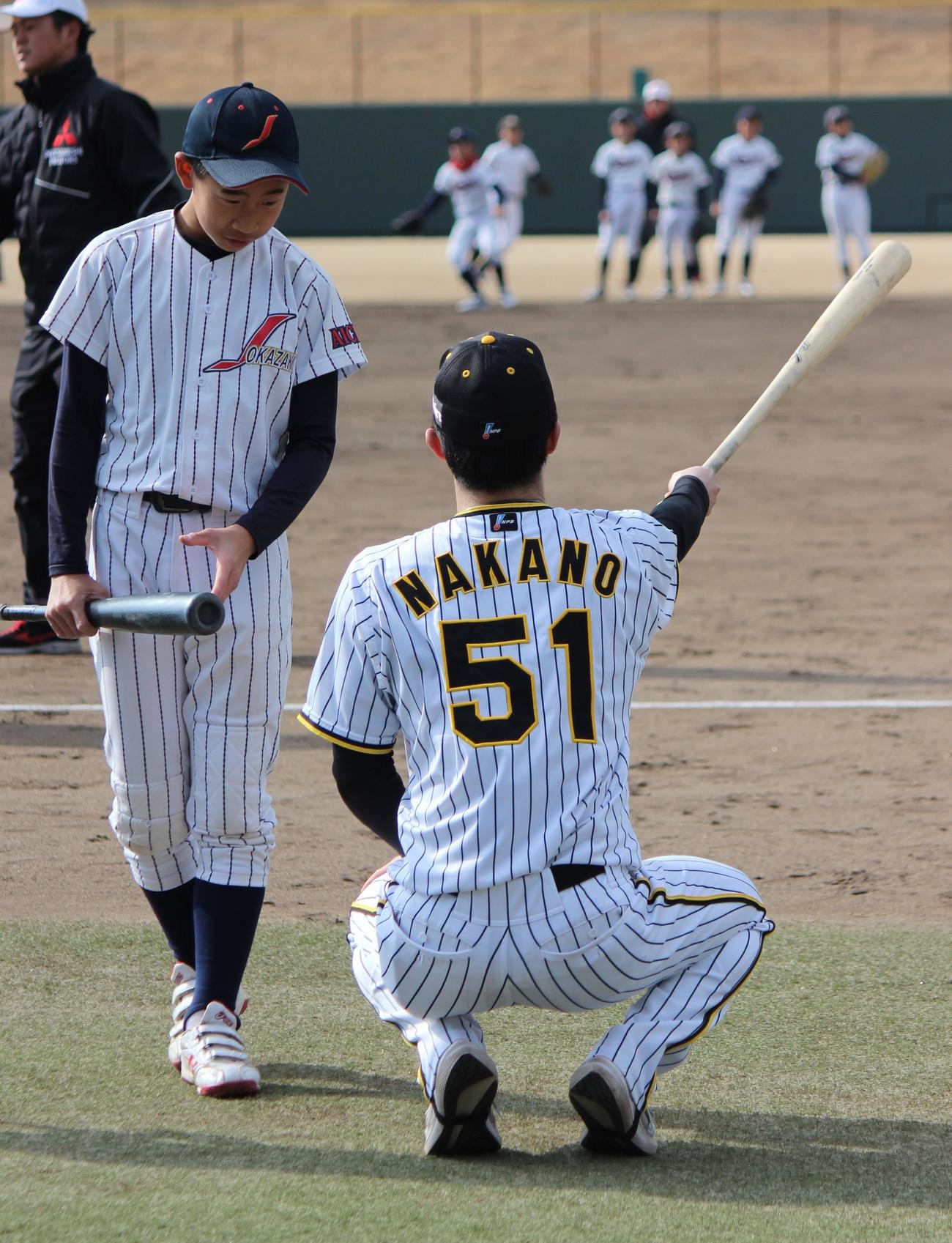 小学生に打撃を教える阪神中野拓夢（撮影・柏原誠）