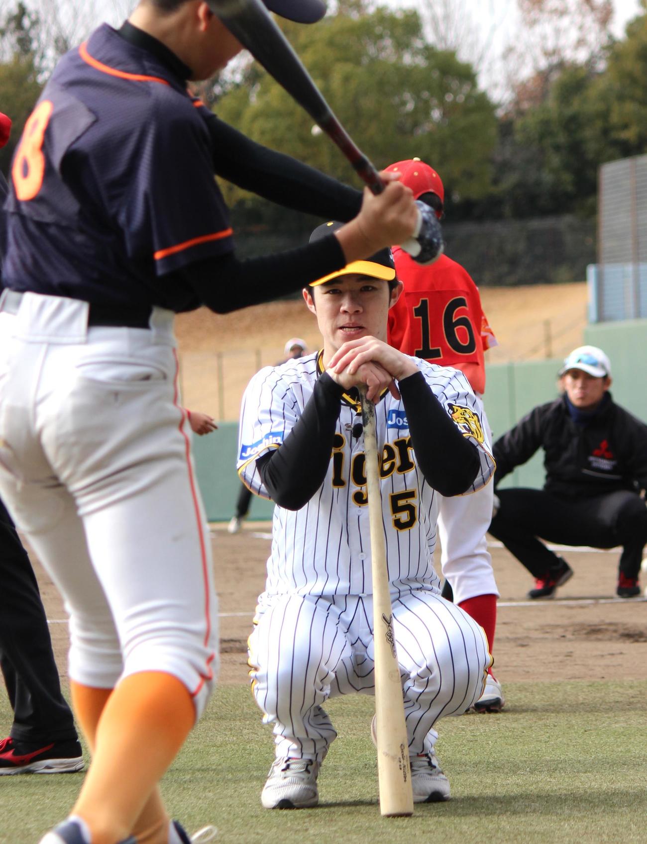 小学生に打撃を教える阪神中野拓夢（撮影・柏原誠）