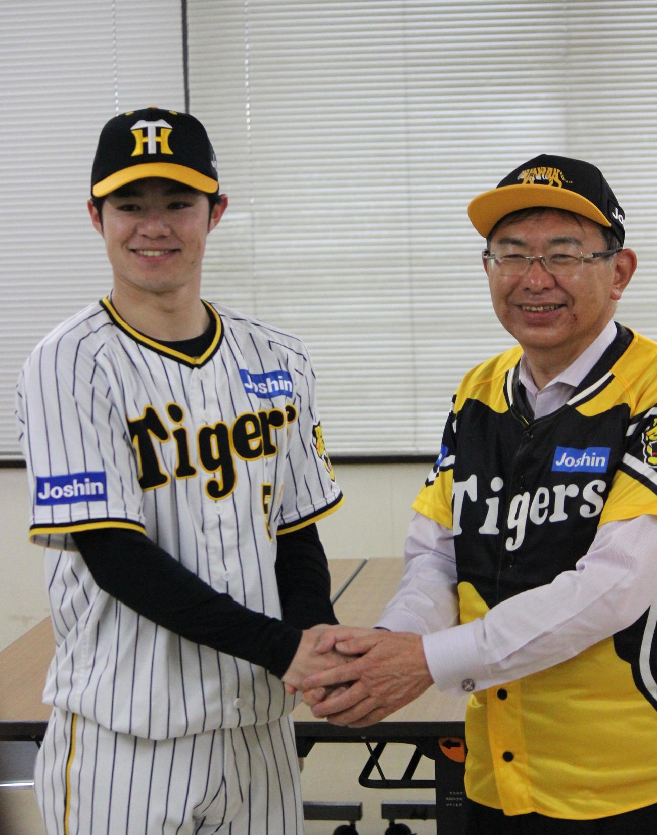 岡崎市の中根康浩市長と会談した阪神中野拓夢（撮影・柏原誠）