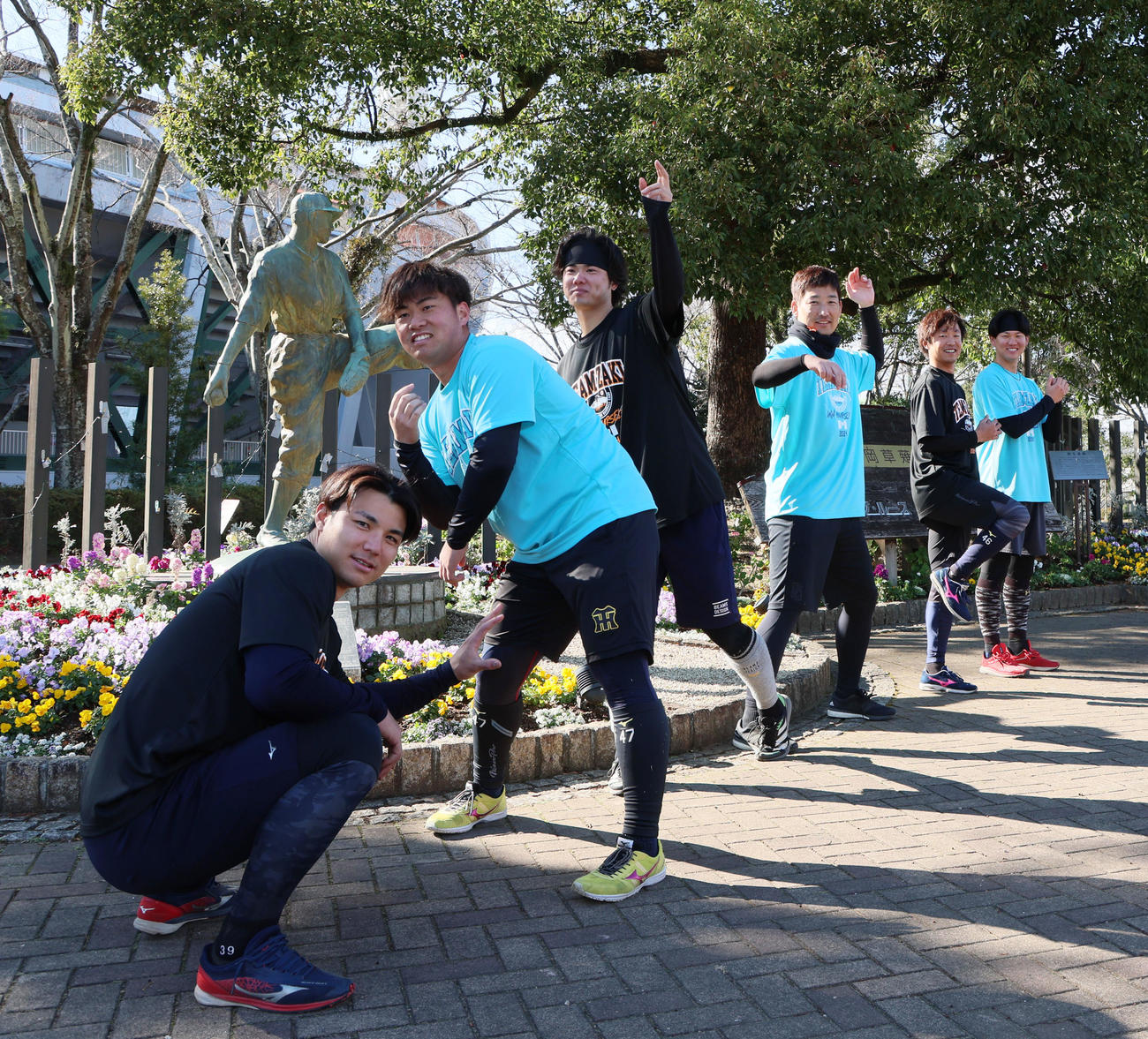自主トレを公開し沢村栄治の銅像前で記念写真に納まる左から栄枝、桐敷、川原、岩崎、島本、及川（撮影・加藤哉）