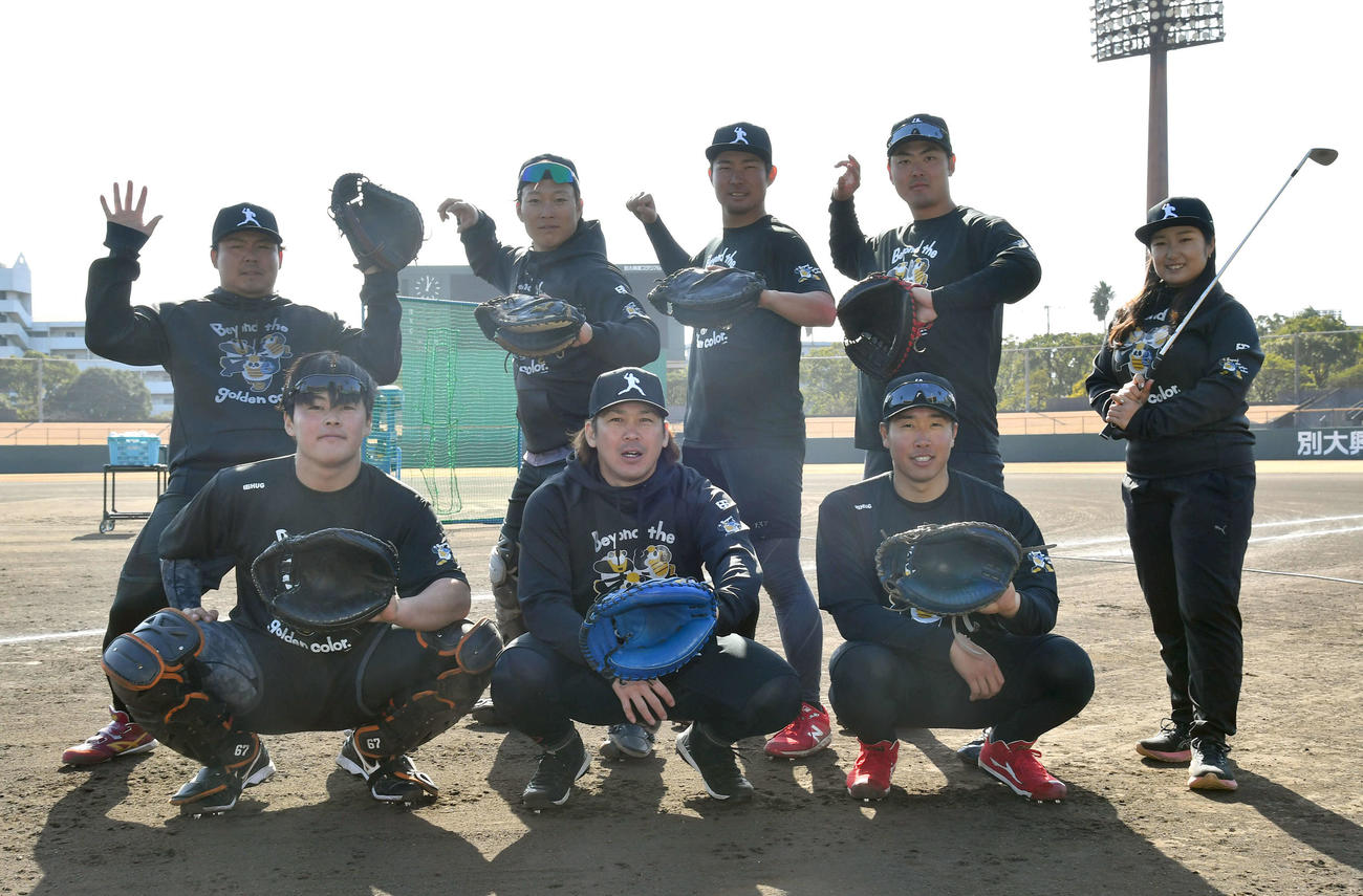 集合写真におさまる、前列左から巨人山瀬、ソフトバンク甲斐、広島石原、後列左から楽天石原、阪神藤田、楽天江川、ソフトバンク石塚、プロゴルファーの阿部未悠（撮影・岩下翔太）