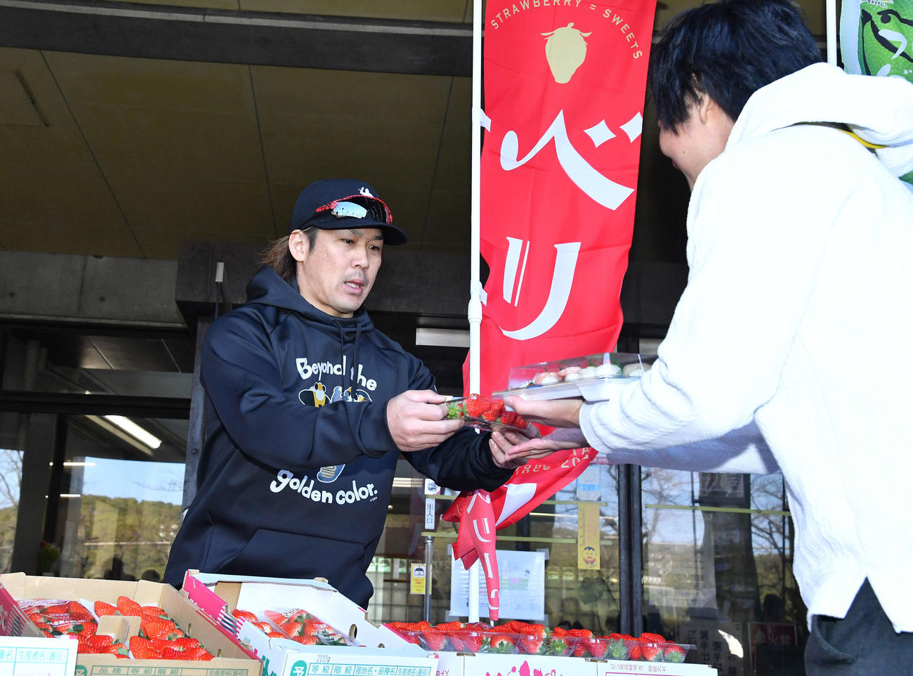大分の名産品を報道陣に差し入れする甲斐（撮影・岩下翔太）