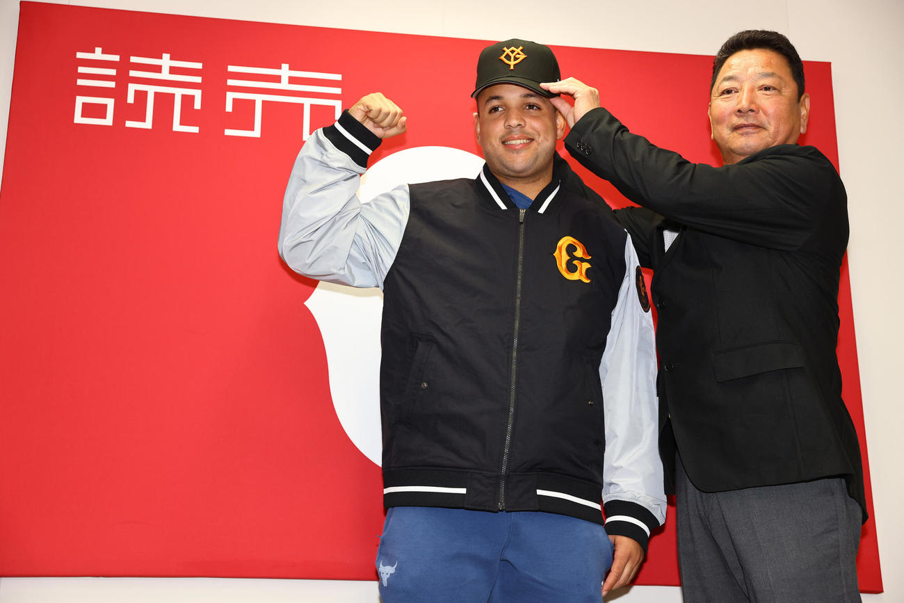 入団会見を行い巨人吉村編成本部長と写真に納まるウレーニャ（撮影・垰建太）