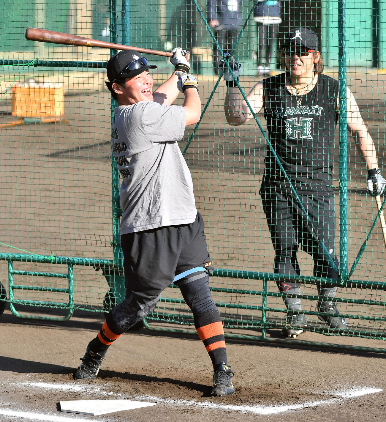 笑顔で打撃練習を行う巨人山瀬（左）。右はソフトバンク甲斐（撮影・岩下翔太）