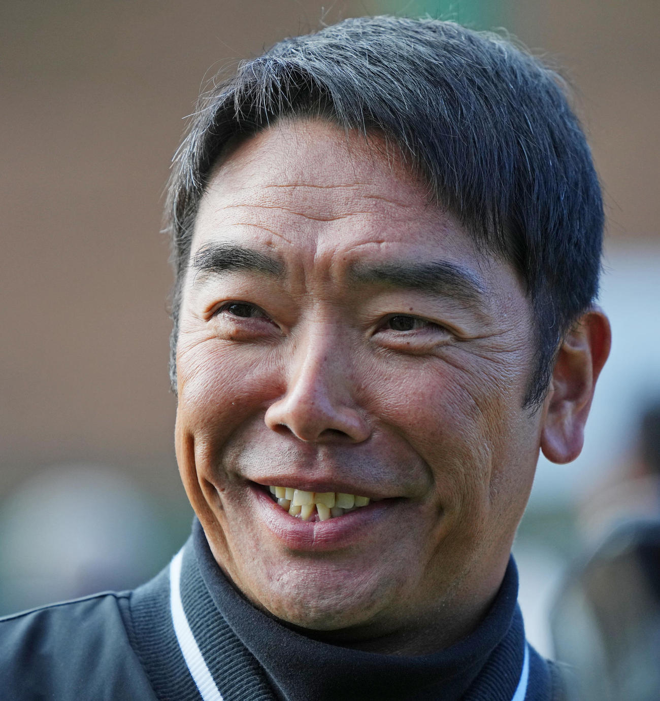 練習中、笑顔を見せる巨人阿部監督（撮影・垰建太）
