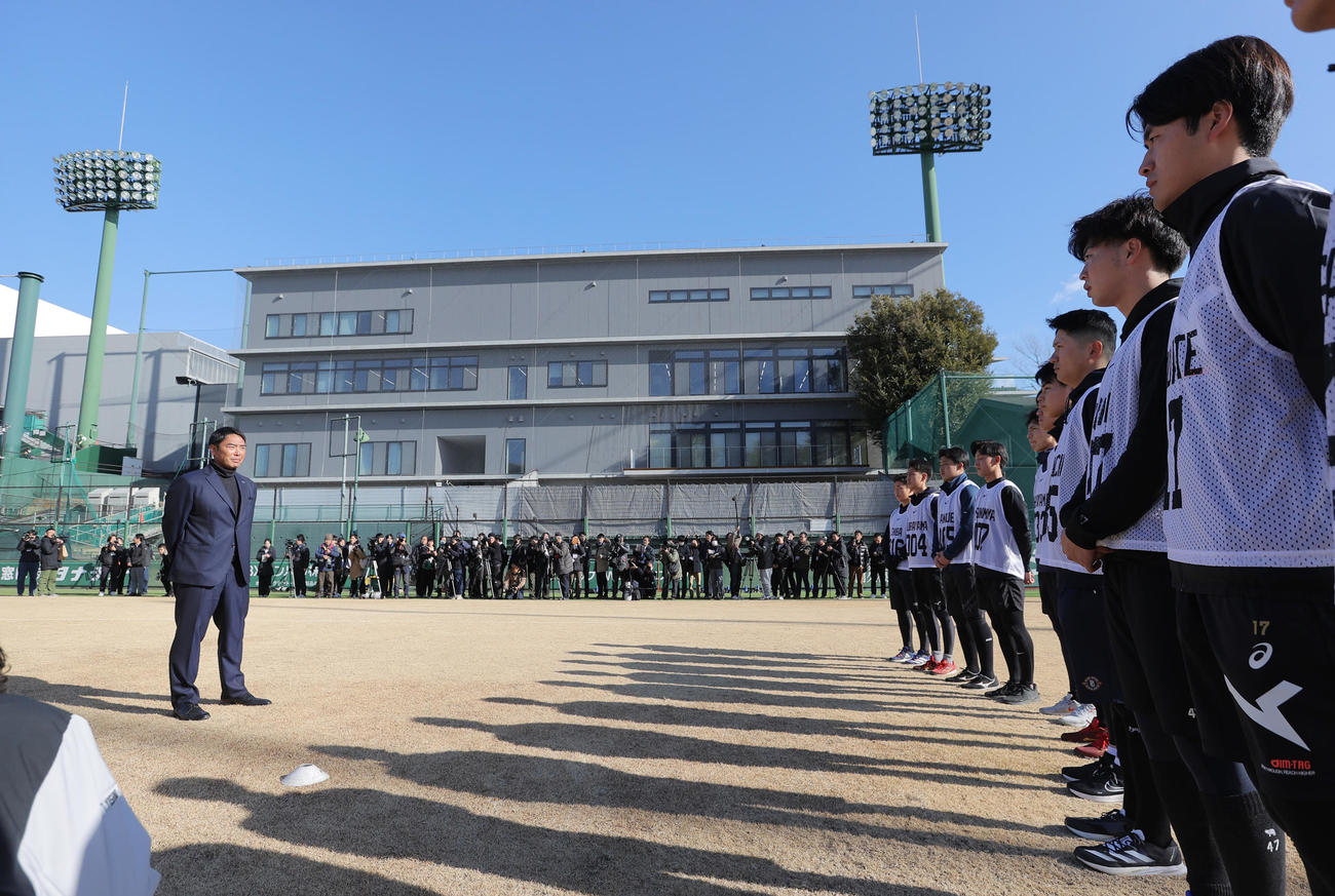 練習前、新人選手たちに言葉をかける巨人阿部監督（中央）