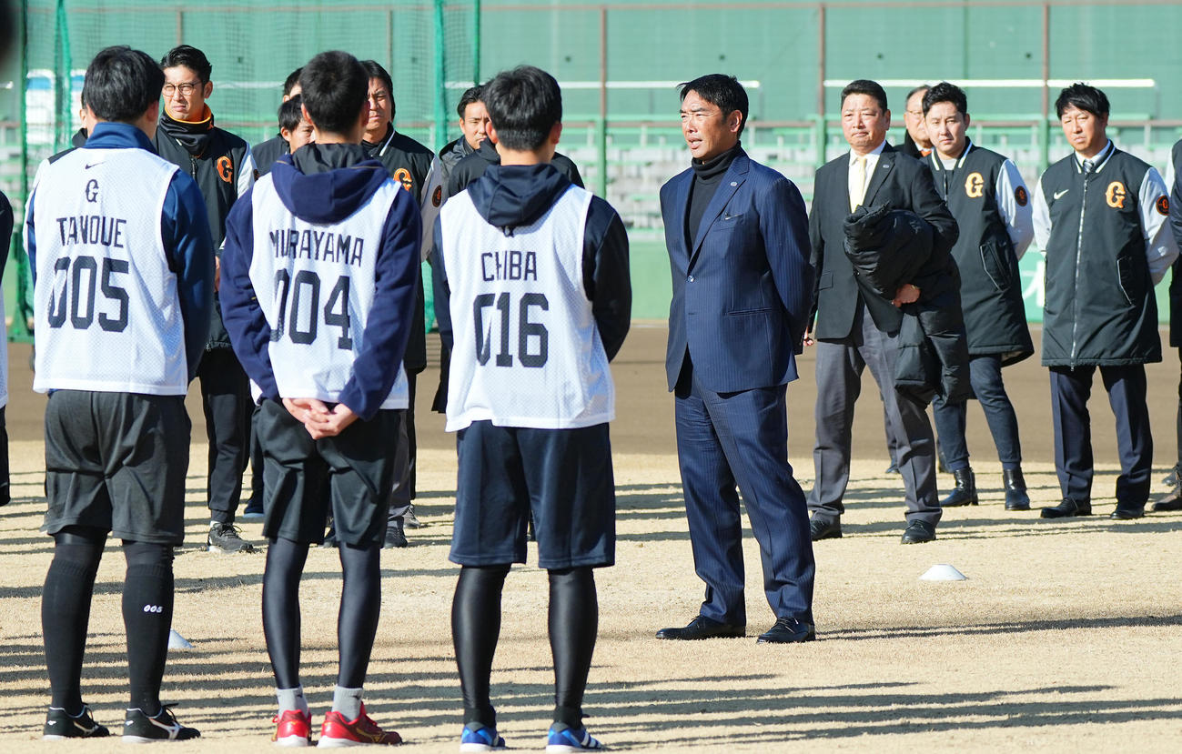 練習前、新人選手たちに言葉をかける巨人阿部監督（中央）（撮影・垰建太）