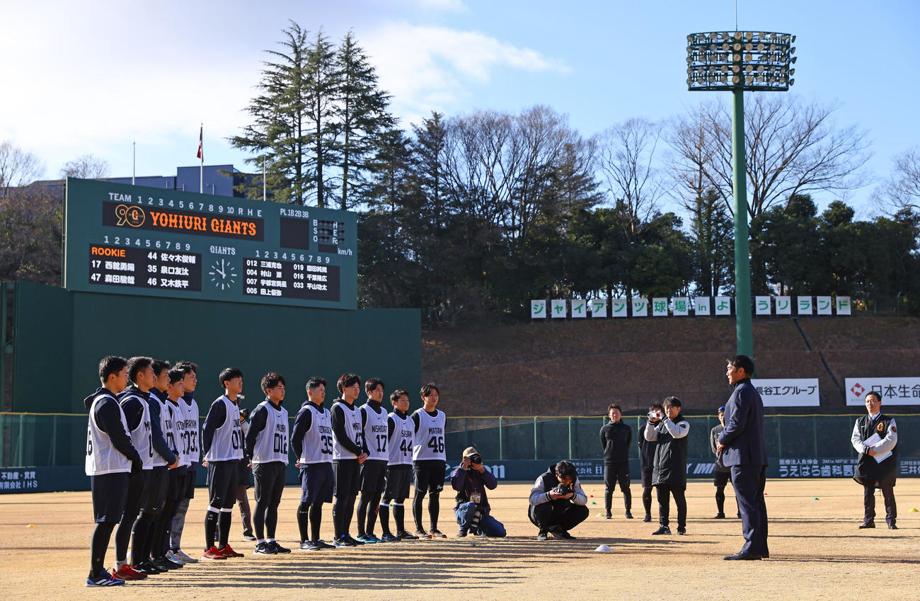 練習前、新人選手たちに言葉をかける巨人阿部監督（右）（撮影・垰建太）
