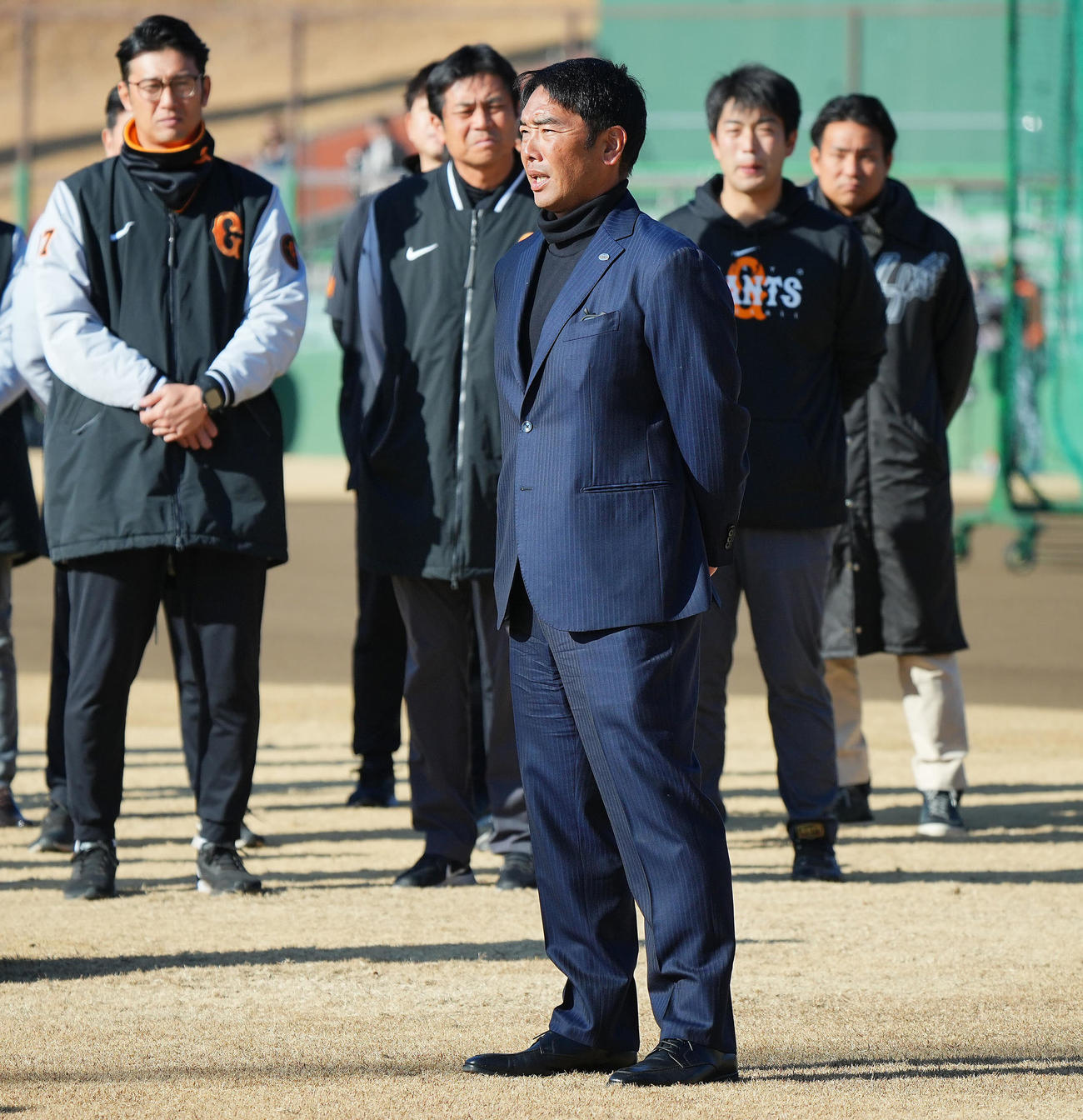 練習前、新人選手たちに言葉をかける巨人阿部監督（撮影・垰建太）
