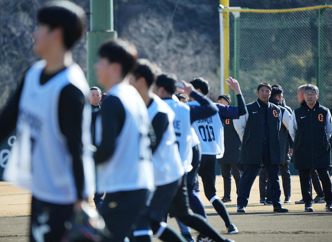 練習に臨む新人選手たちを見つめる巨人阿部監督（右から2人目）（撮影・垰建太）
