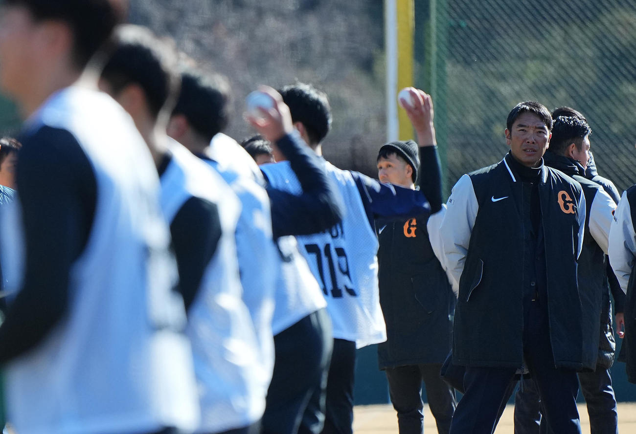 練習に臨む新人選手たちを見つめる巨人阿部監督（右から2人目）（撮影・垰建太）