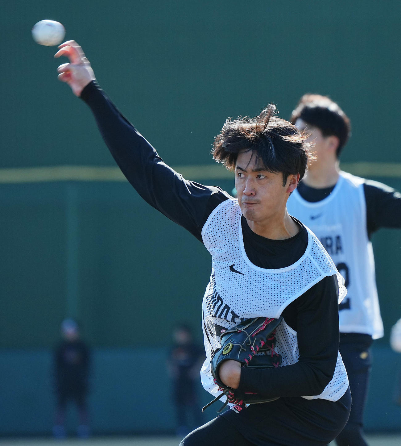 ジャイアンツ球場で力強くキャッチボールを行う巨人西舘（撮影・垰建太）
