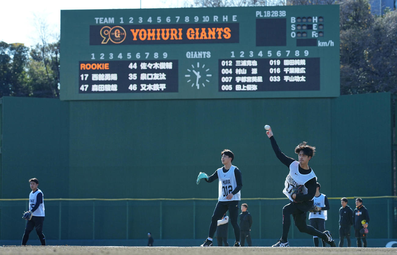 ジャイアンツ球場でキャッチボールを行う巨人西舘（右）ら新人選手たち（撮影・垰建太）