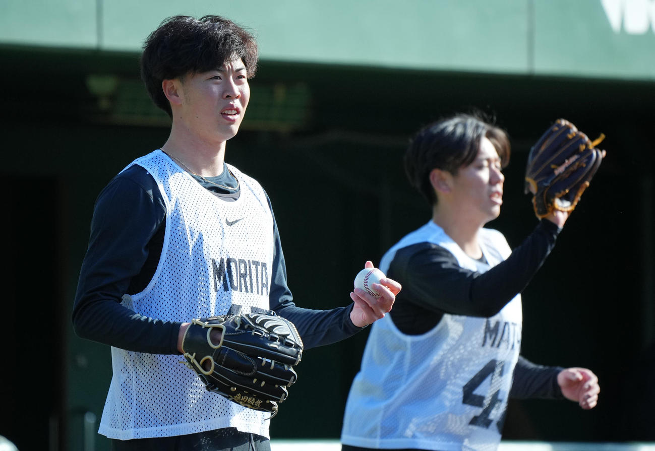 自主トレ初日、巨人西舘とキャッチボールする森田（左）（撮影・垰建太）