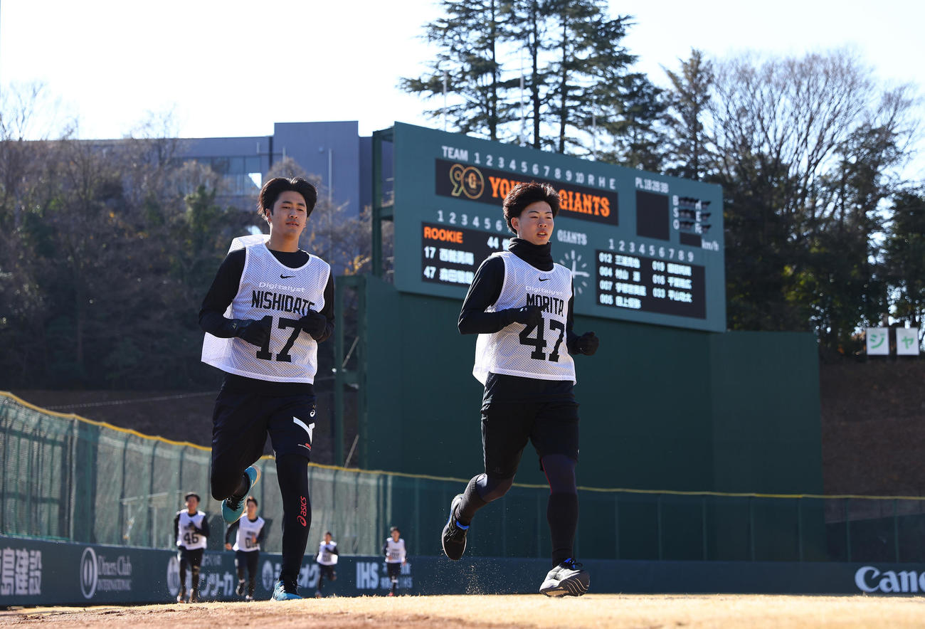 ジャイアンツ球場で走り込む巨人西舘（左）と森田（撮影・垰建太）
