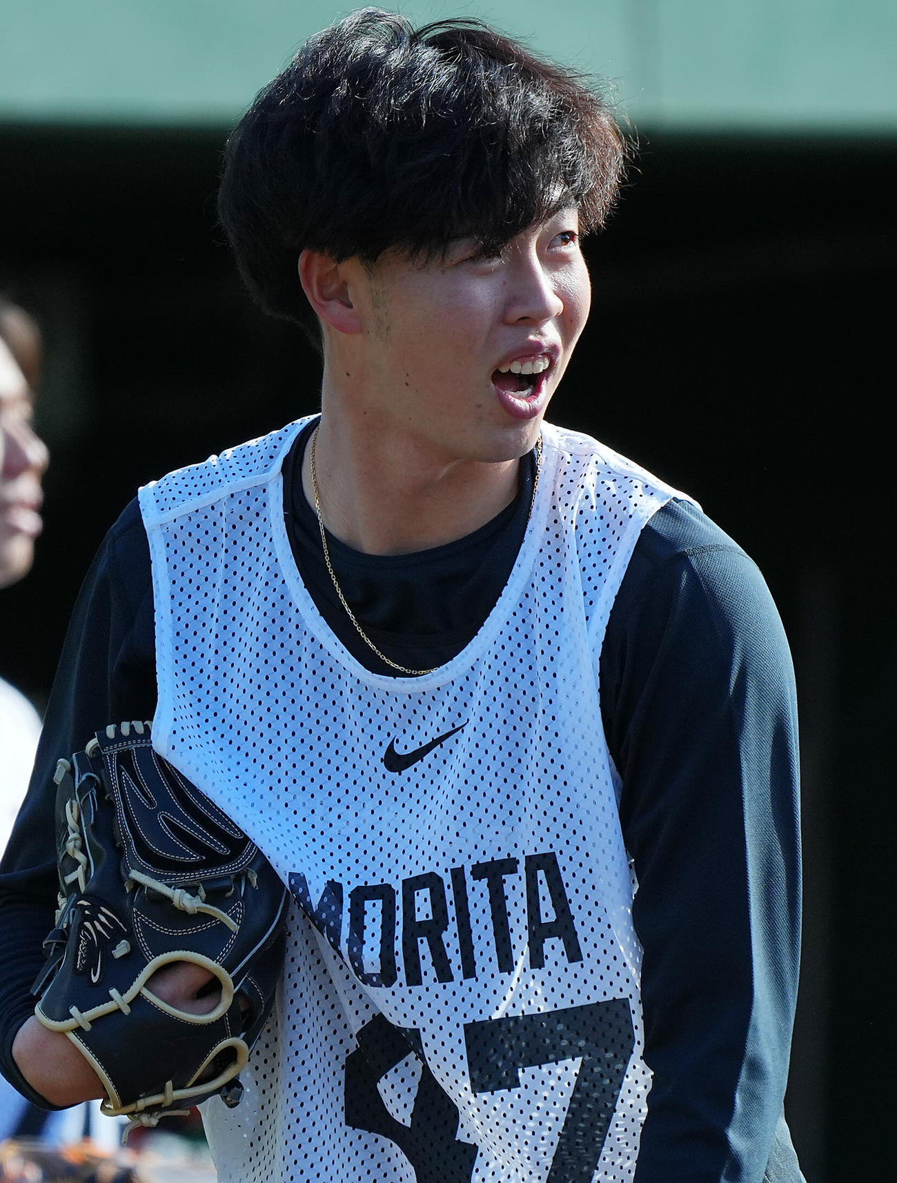自主トレ初日、巨人西舘とキャッチボールする森田（撮影・垰建太）