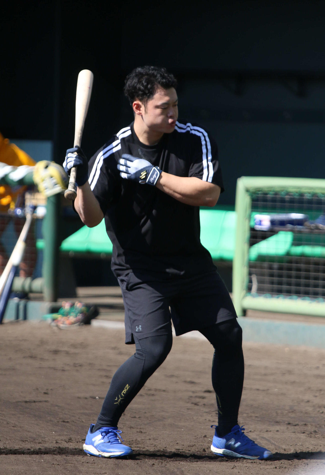 沖縄県内で自主トレを公開した中日細川（撮影・木下大輔）