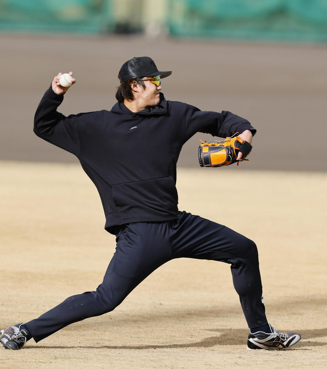 古巣の鳴尾浜球場でキャッチボールをする藤浪（撮影・藤尾明華）