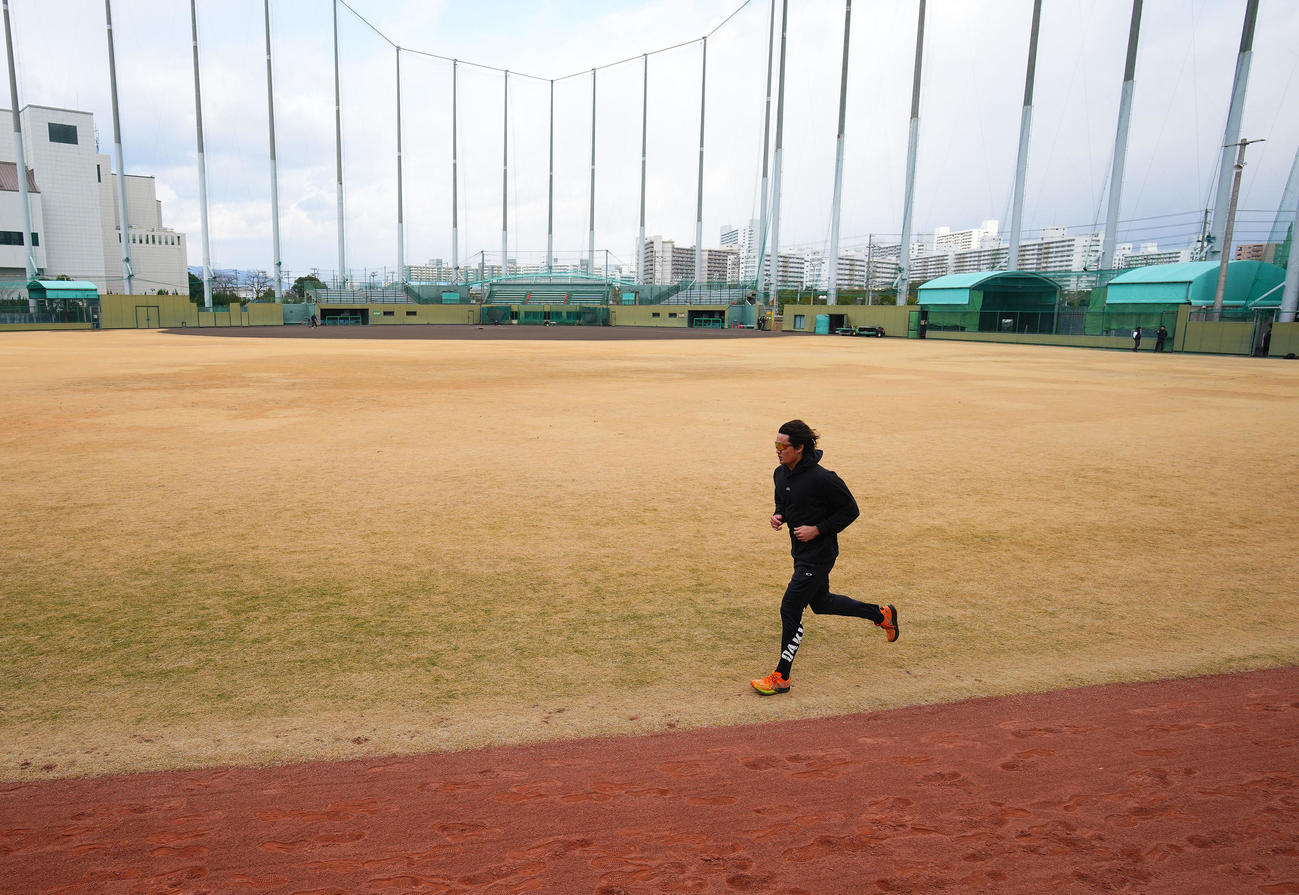 古巣の鳴尾浜球場でランニングする藤浪（撮影・藤尾明華）