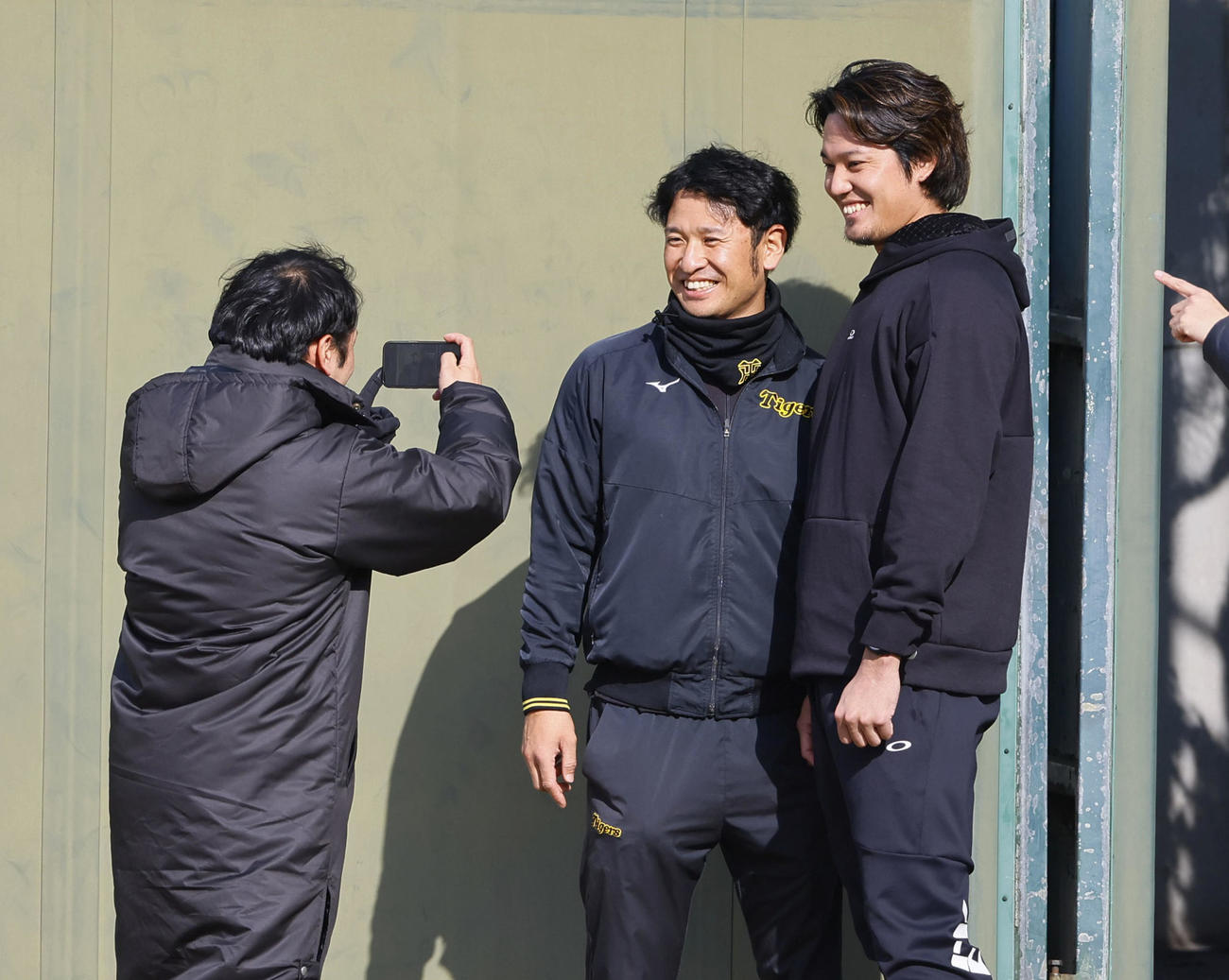古巣の鳴尾浜球場を訪れ、同期の小豆畑氏と記念写真に納まる藤浪（右）（撮影・藤尾明華）