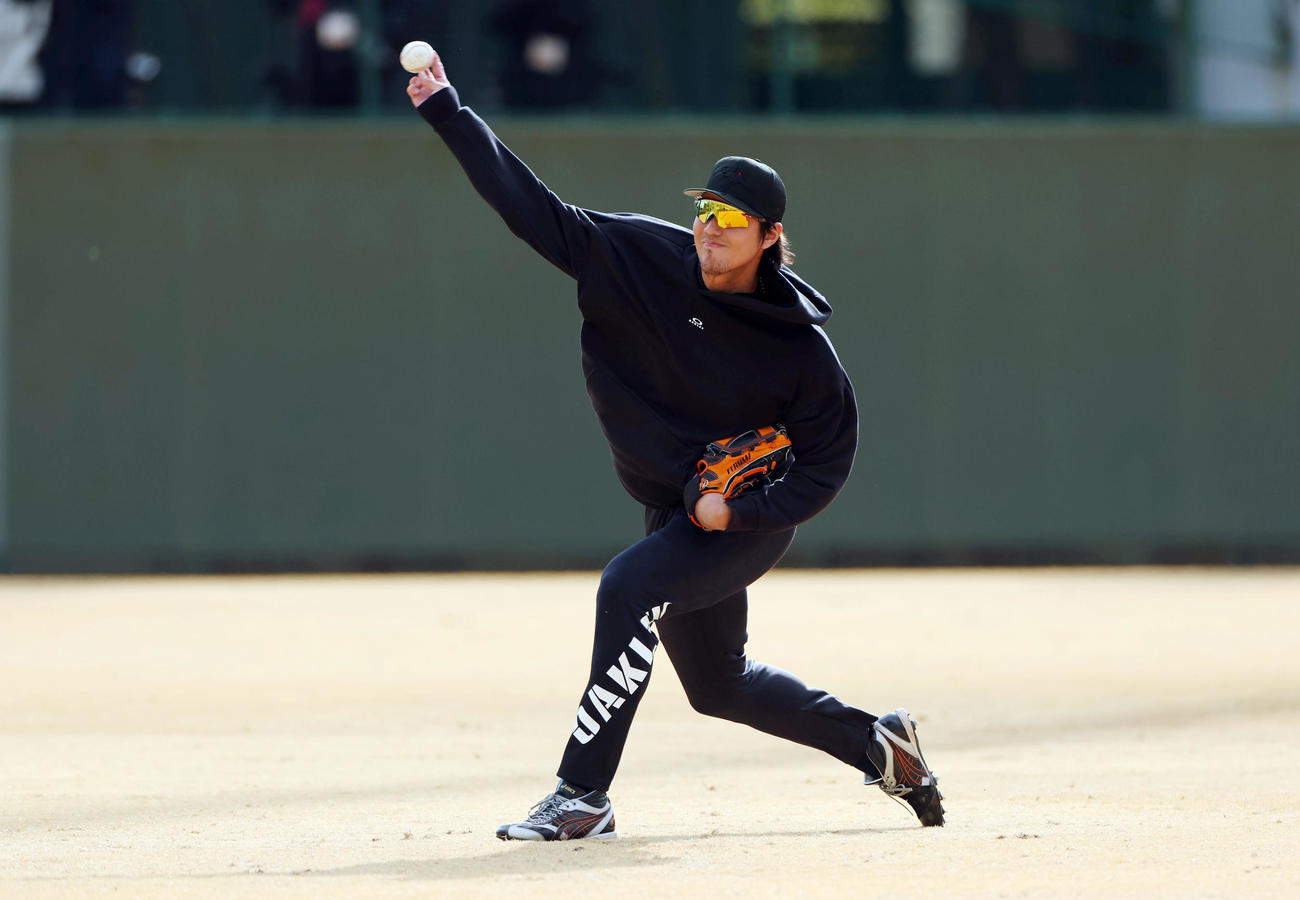 鳴尾浜球場に姿を見せキャッチボールする藤浪（撮影・前田充）