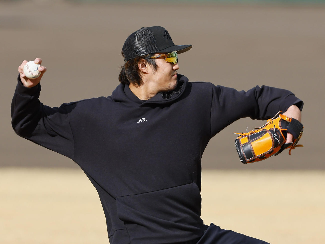 古巣の鳴尾浜球場でキャッチボールをする藤浪（撮影・藤尾明華）