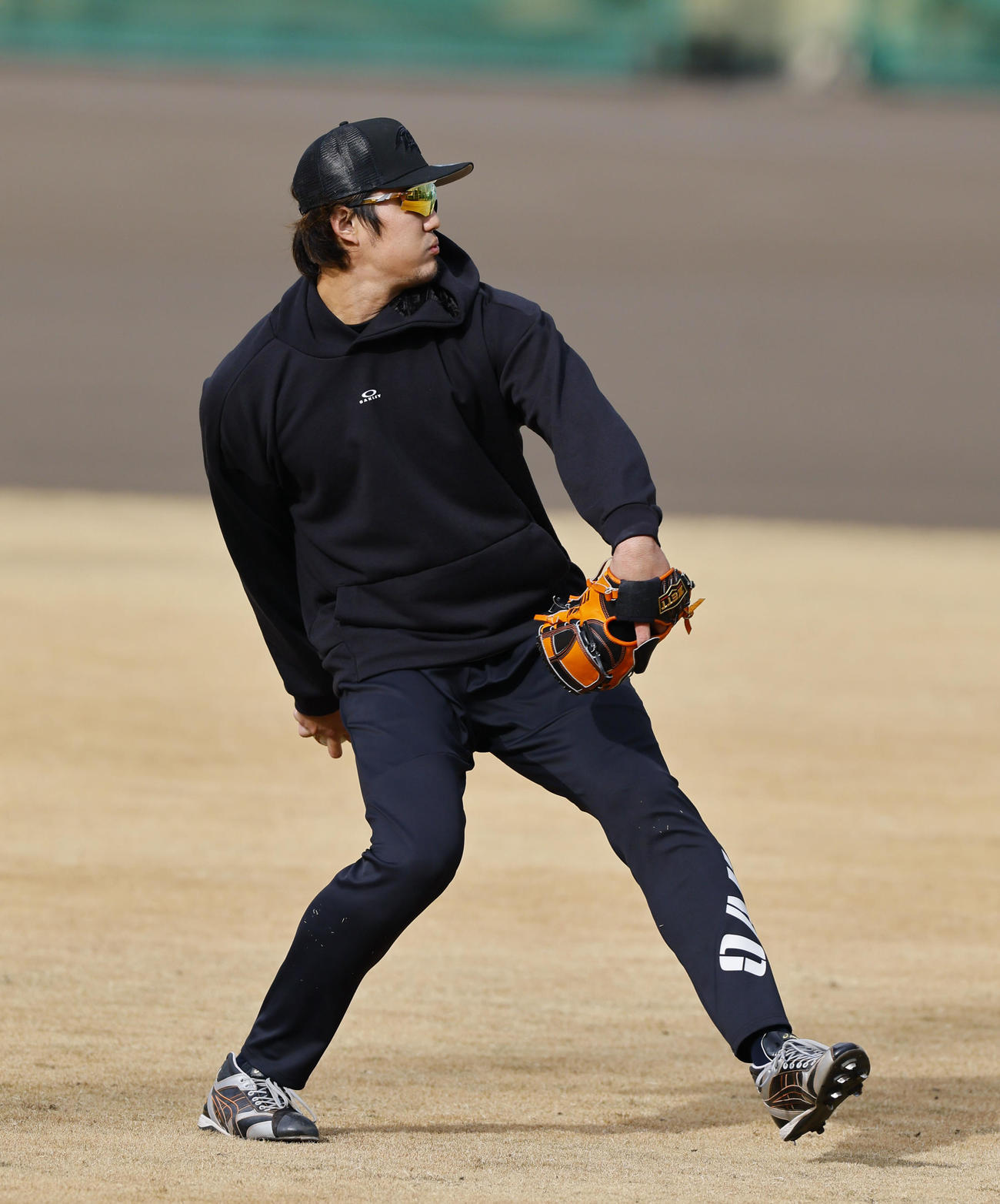 古巣の鳴尾浜球場でキャッチボールをする藤浪（撮影・藤尾明華）