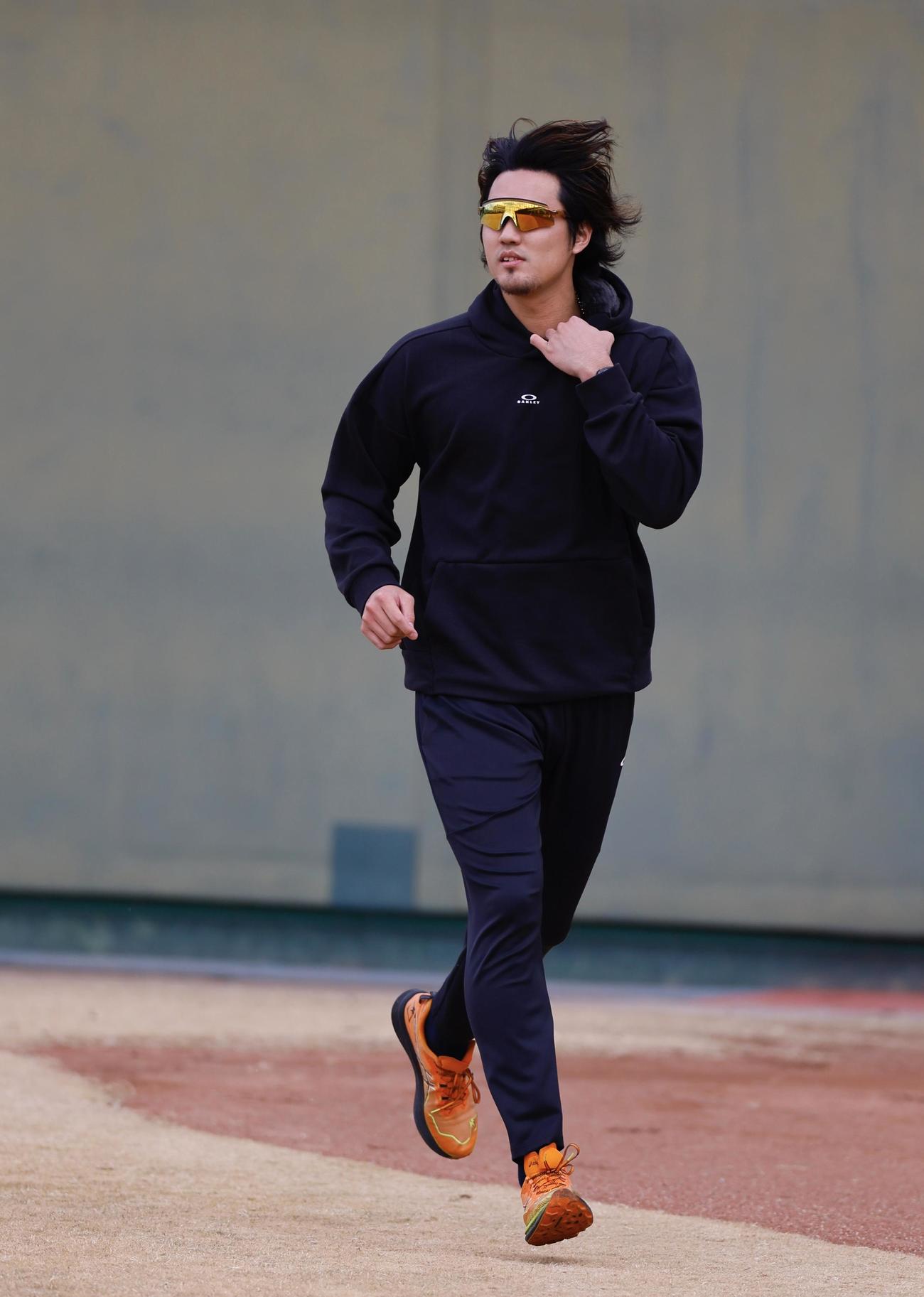 ランニングする藤浪晋太郎（撮影・藤尾明華）