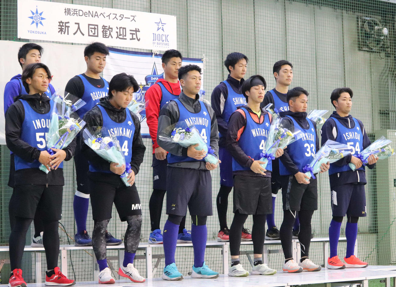 横須賀市の新入団歓迎式に出席し、花束を受け取るDeNAの新人11選手（撮影・小早川宗一郎）