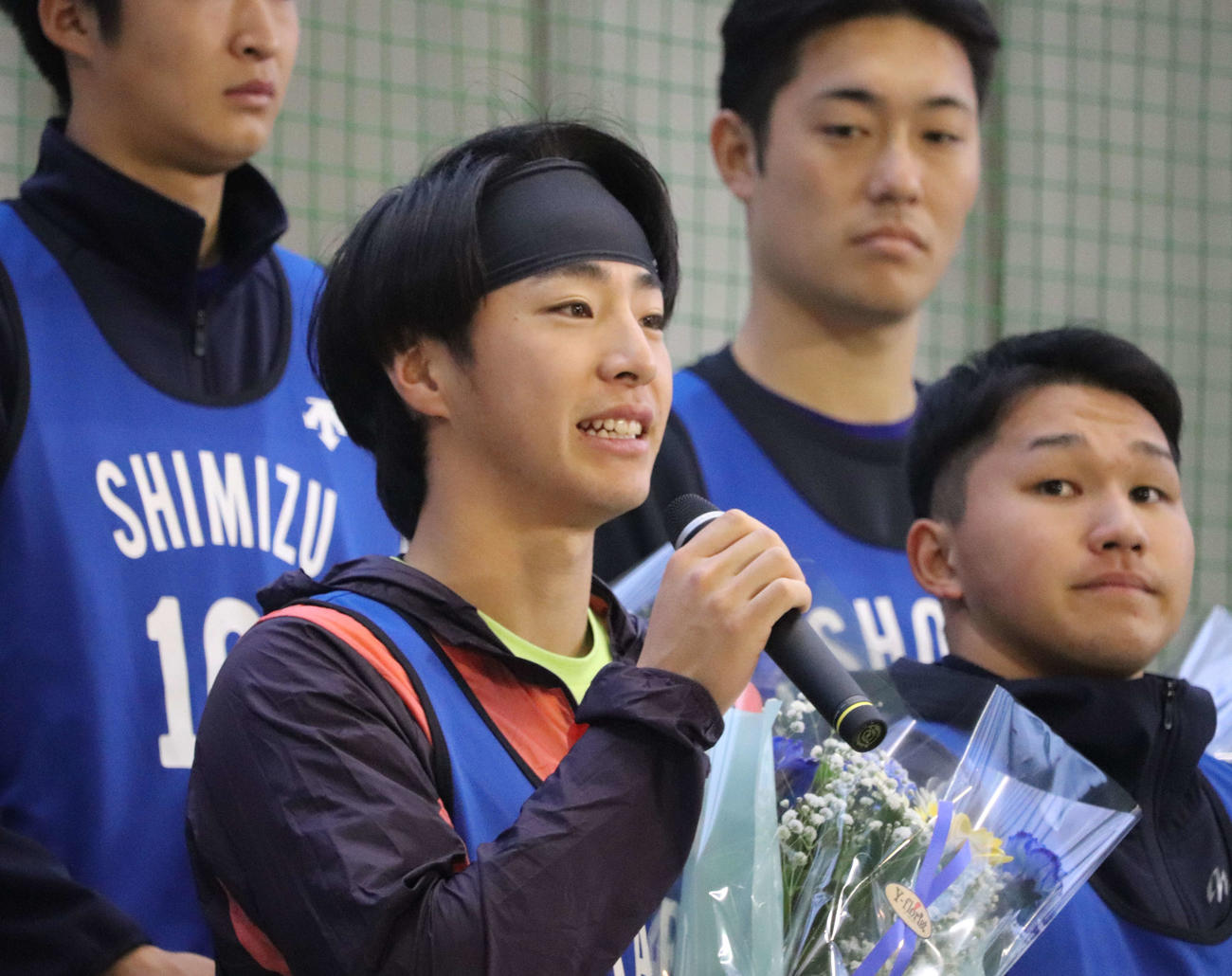 横須賀市の新入団歓迎式に出席し、訪れたファンにメッセージを送るDeNAドラフト1位の度会（撮影・小早川宗一郎）