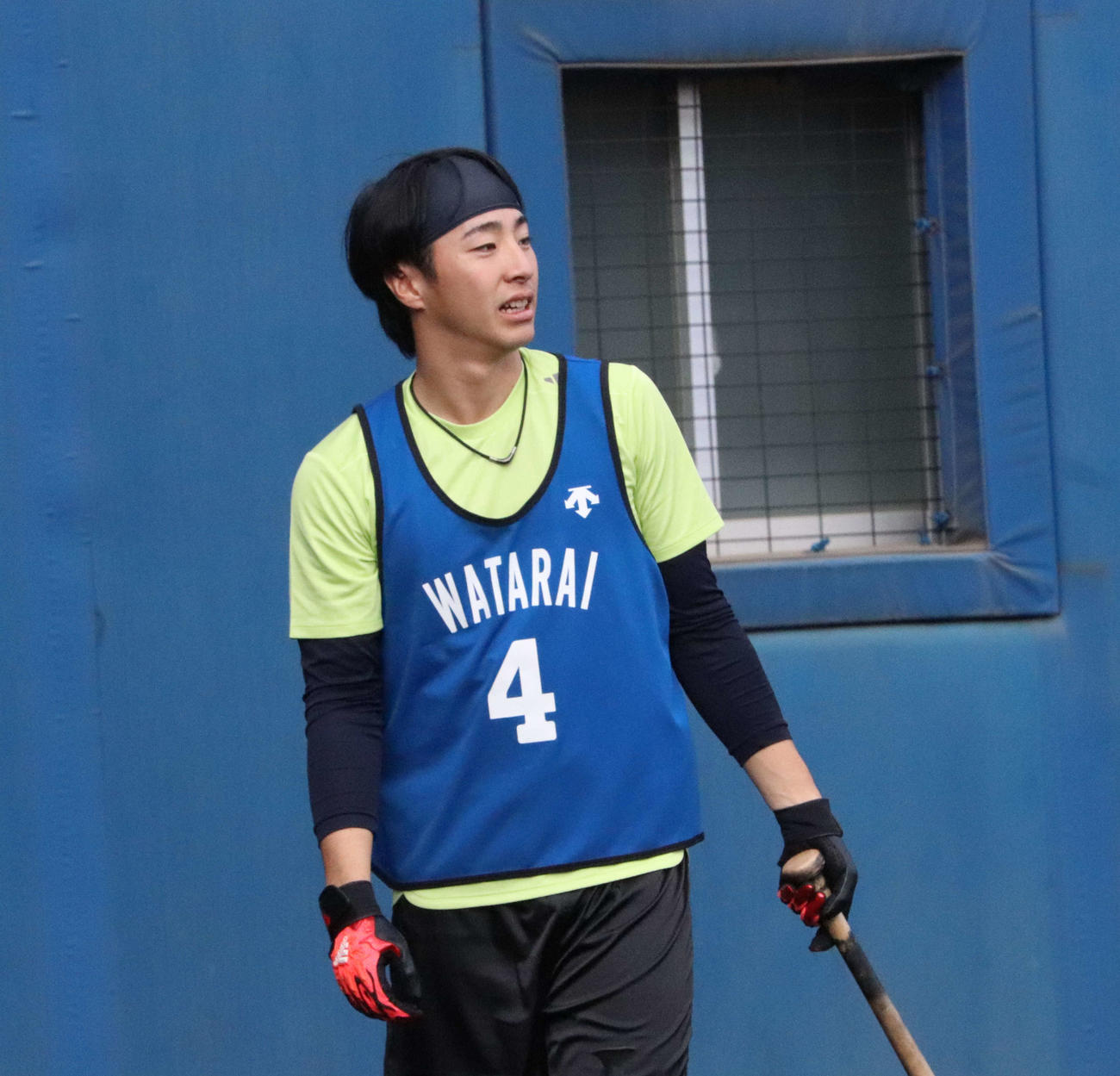 新人合同自主トレでティー打撃を行うDeNAドラフト1の度会（撮影・小早川宗一郎）
