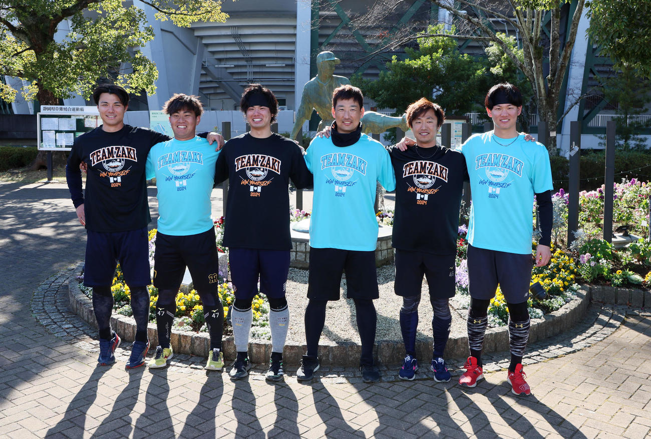 自主トレを公開し沢村栄治の銅像前で記念写真に納まる左から栄枝、桐敷、川原、岩崎、島本、及川（撮影・加藤哉）