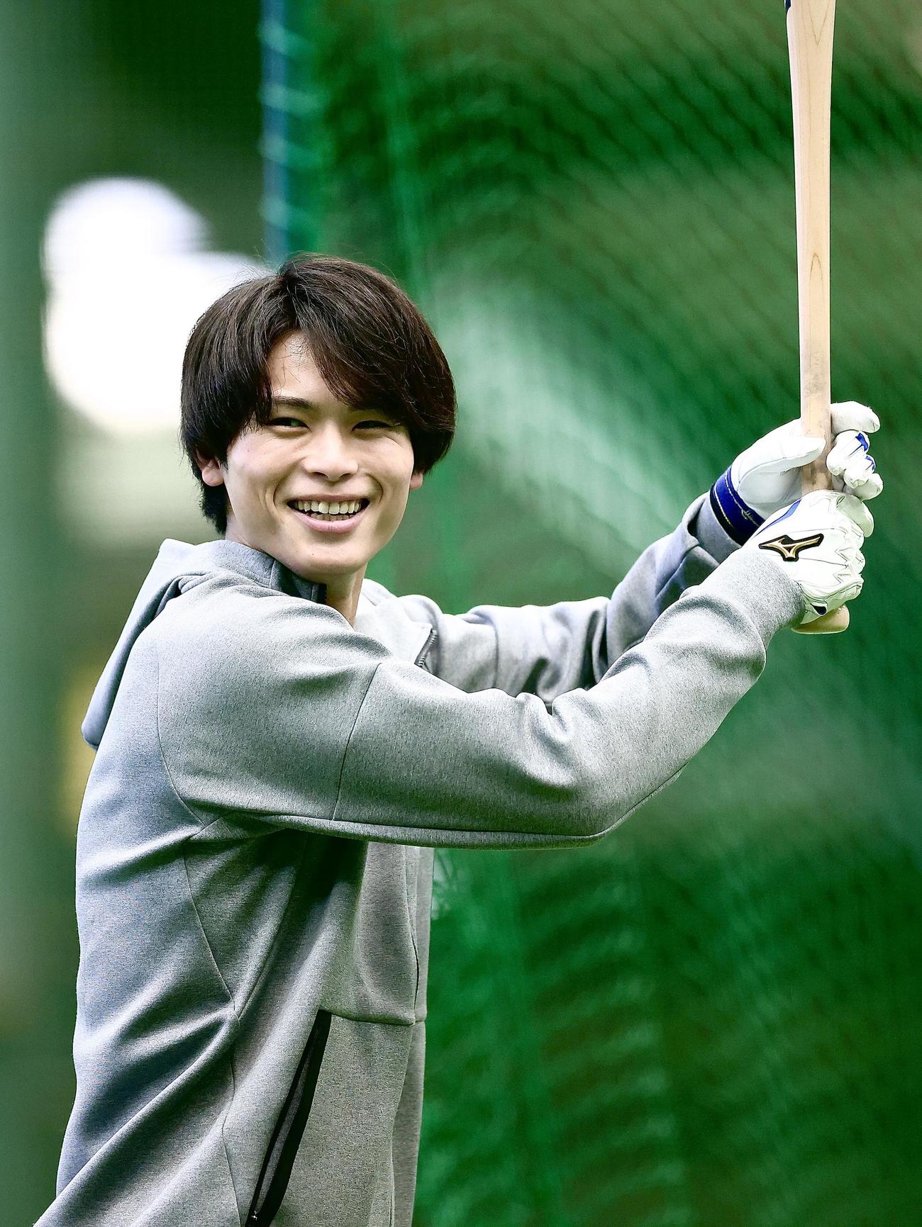 笑顔で自主練に臨むロッテ和田（撮影・河田真司）