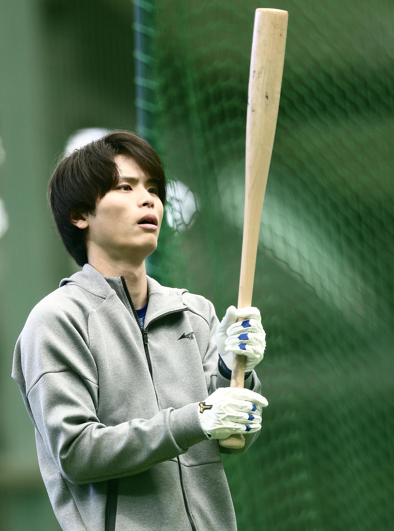 バットを見つめるロッテ和田（撮影・河田真司）