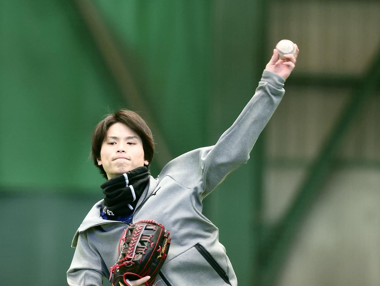 キャッチボールするロッテ和田（撮影・河田真司）
