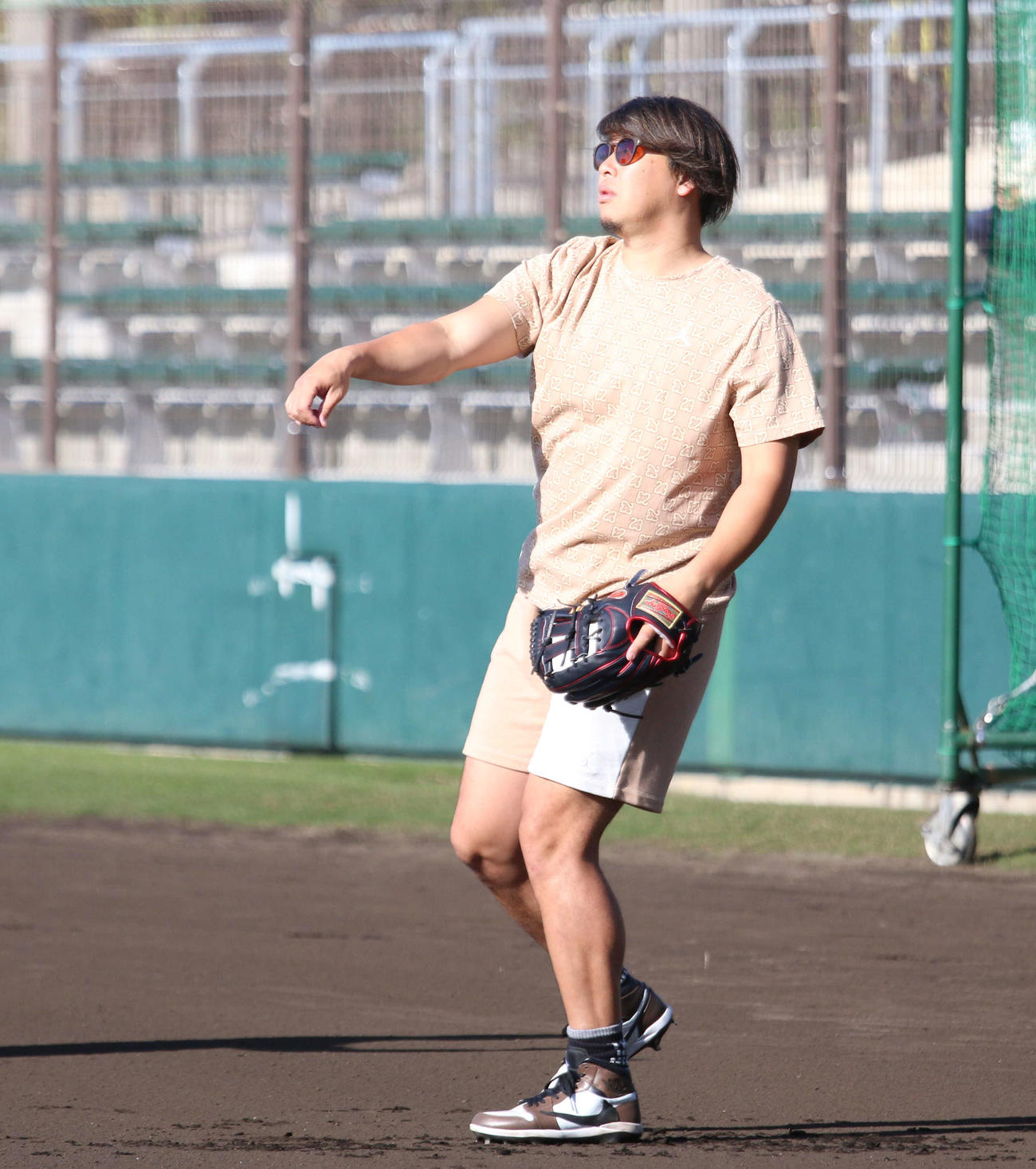 沖縄県内で自主トレを公開した楽天浅村（撮影・木下大輔）