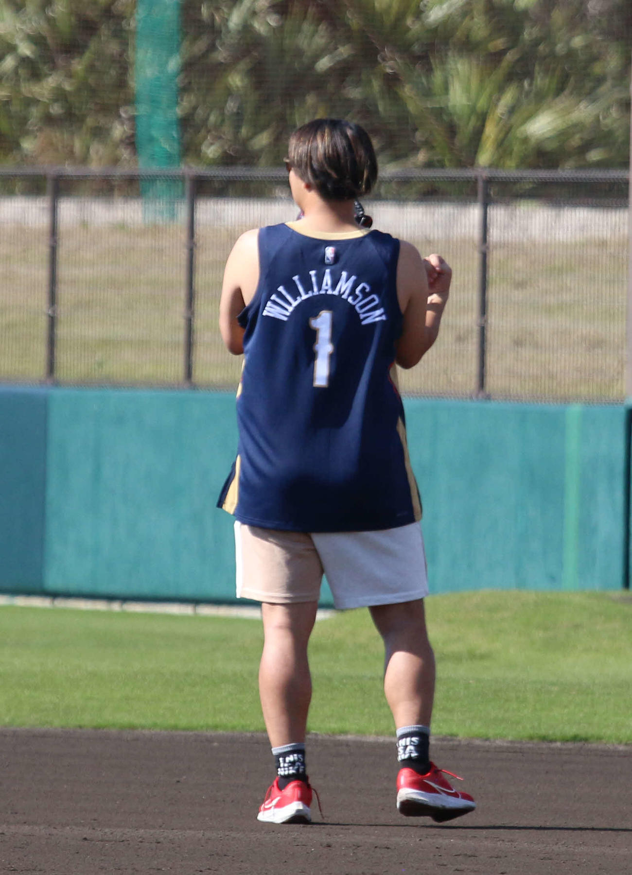 沖縄県内で自主トレを公開した楽天浅村（撮影・木下大輔）