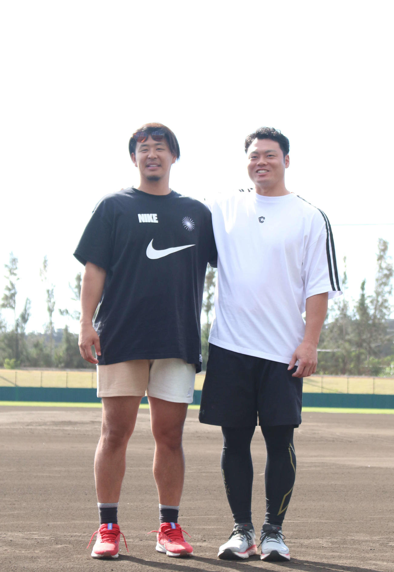 沖縄県内で自主トレを公開した楽天浅村（左）と中日細川（撮影・木下大輔）