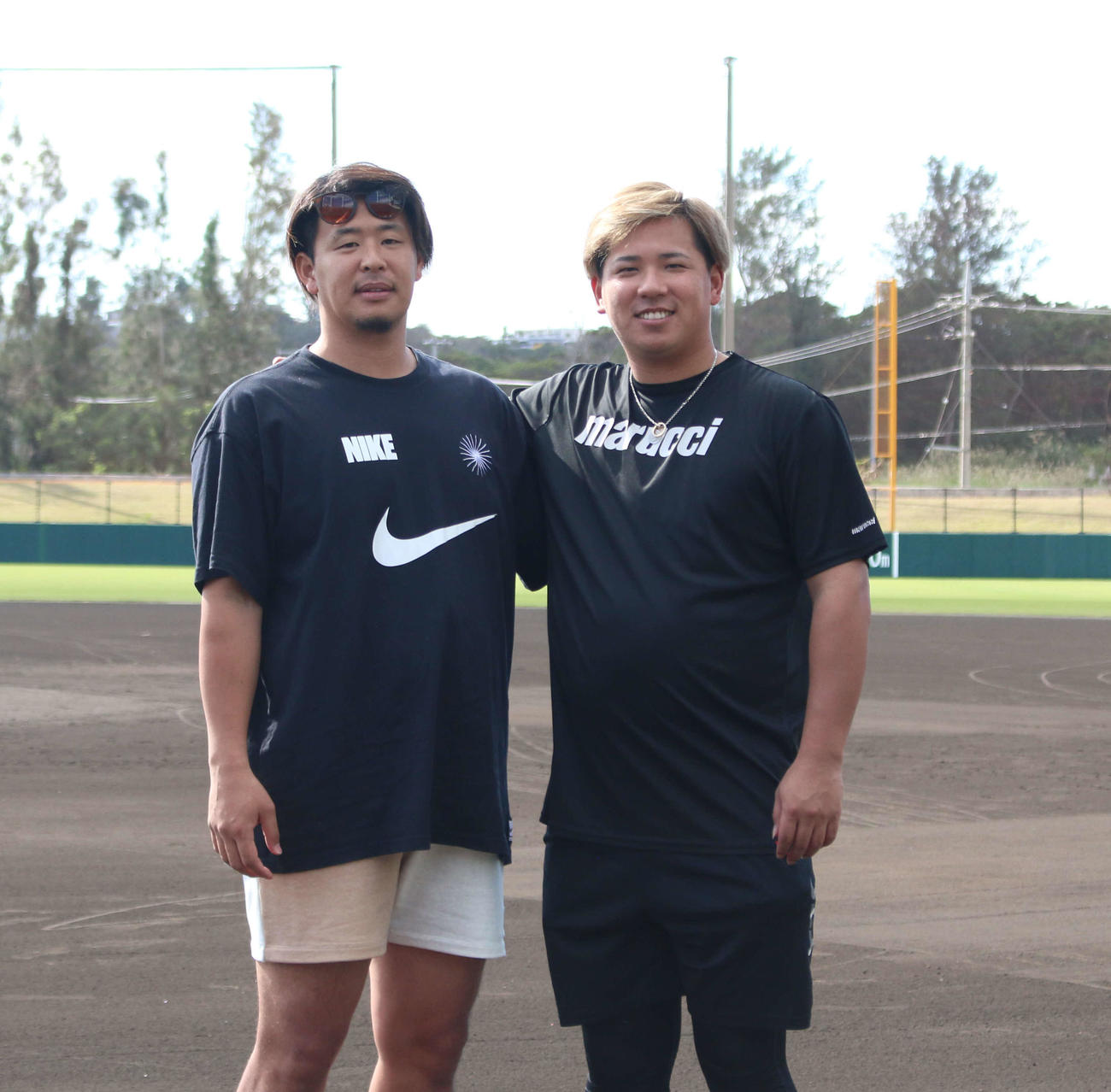 沖縄県内で自主トレを公開した楽天浅村（左）とロッテ愛斗（撮影・木下大輔）