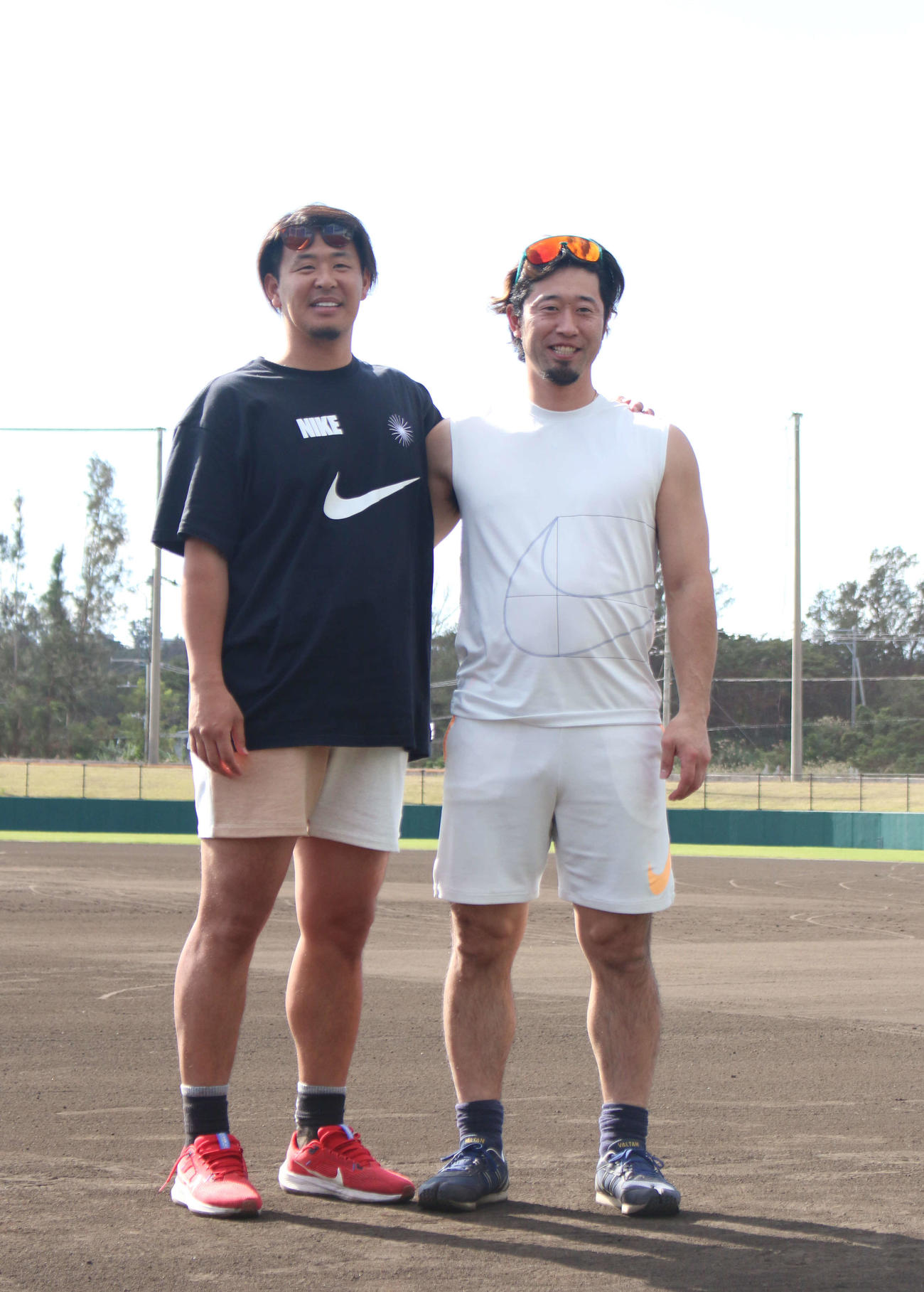 沖縄県内で自主トレを公開した楽天浅村（左）と西武外崎（撮影・木下大輔）