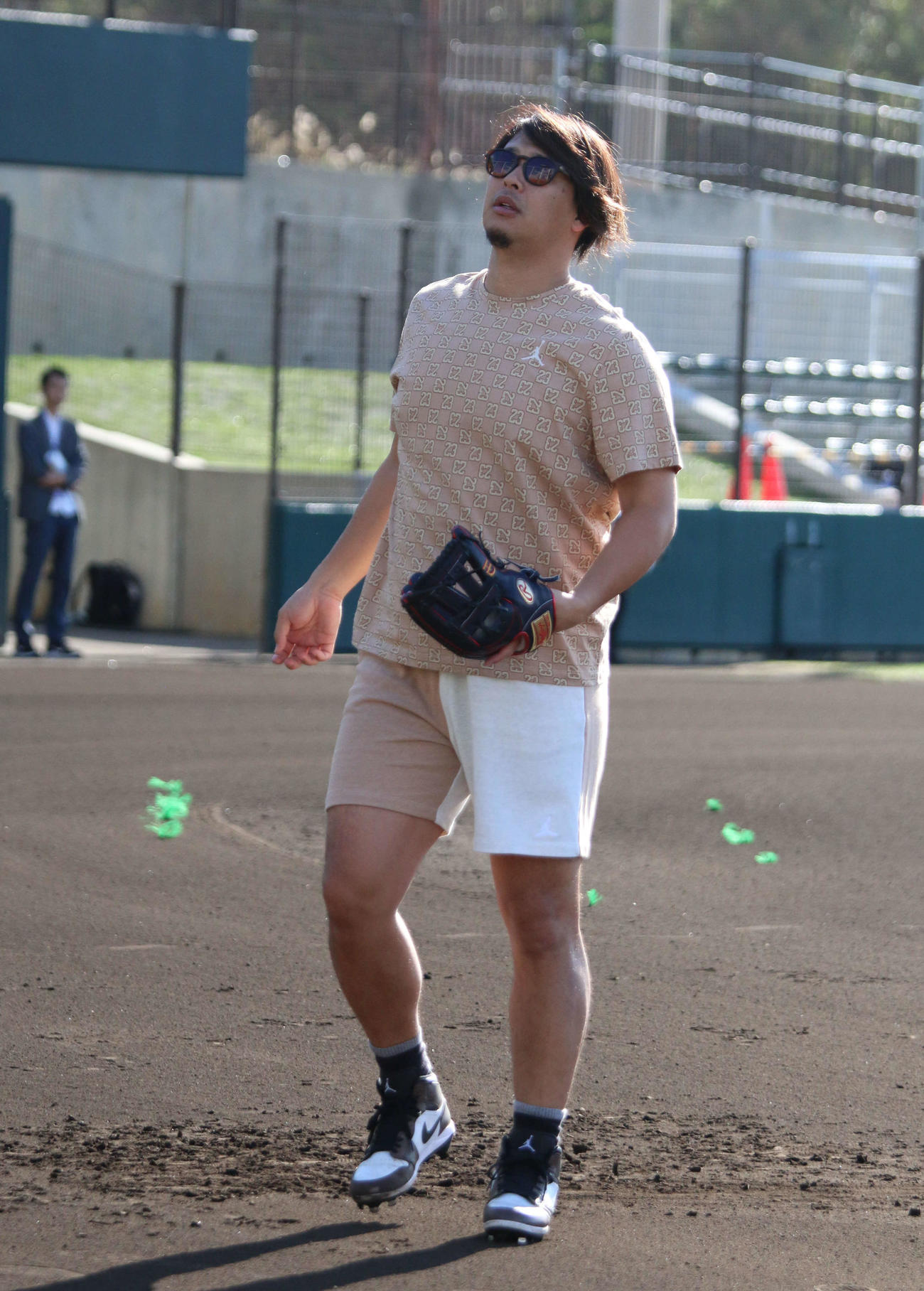沖縄県内で自主トレを公開した楽天浅村（撮影・木下大輔）