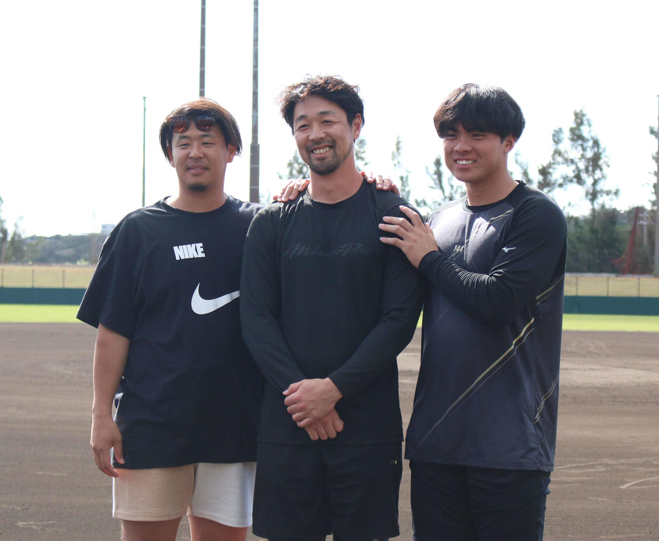沖縄県内で自主トレを公開した、左から楽天浅村、阿部、大河原（撮影・木下大輔）