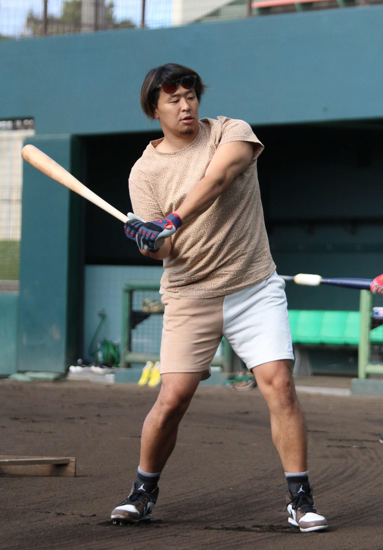 沖縄県内で自主トレを公開した楽天浅村（撮影・木下大輔）