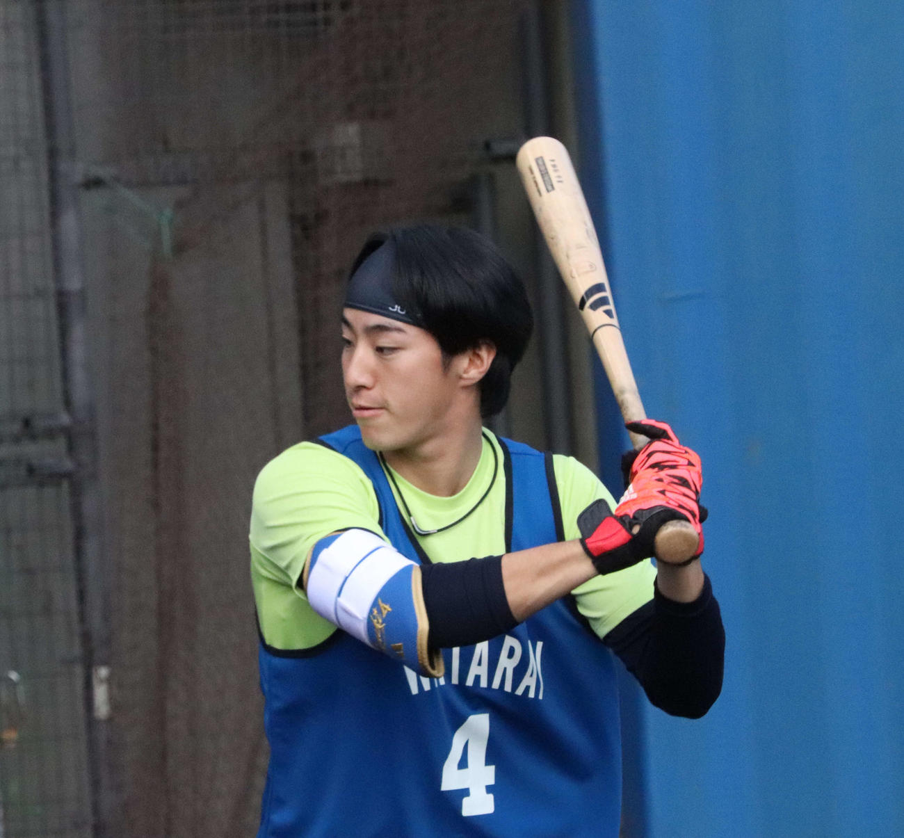新人合同自主トレでティー打撃を行うDeNAドラフト1の度会（撮影・小早川宗一郎）
