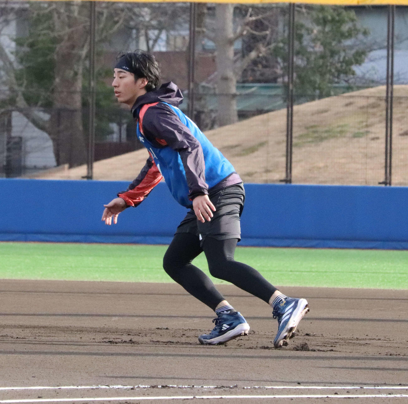 新人合同自主トレでベースランニングを行うDeNAドラフト1の度会（撮影・小早川宗一郎）