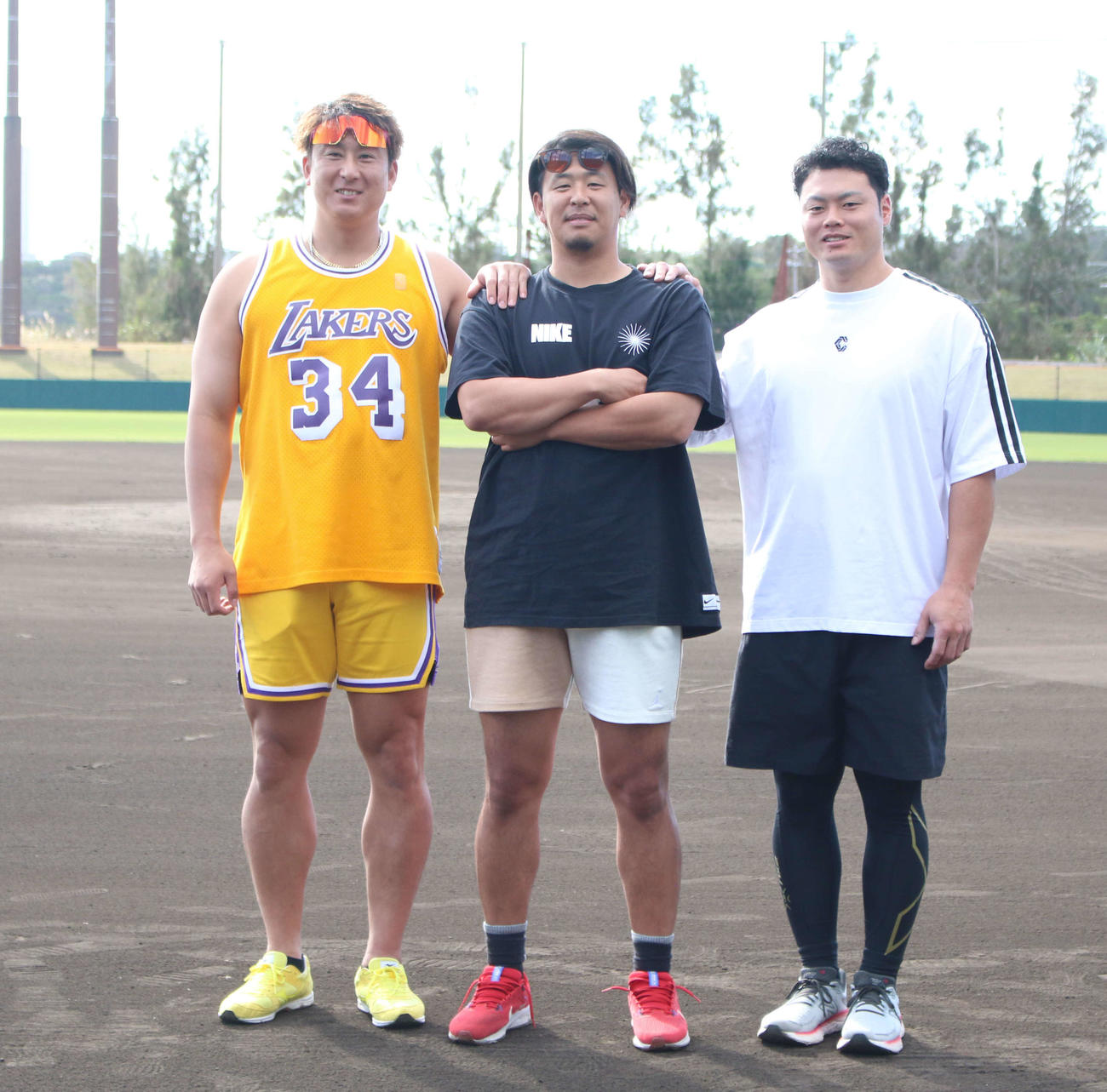 沖縄県内で自主トレを公開した、左からオリックス杉本、楽天浅村、中日細川（撮影・木下大輔）