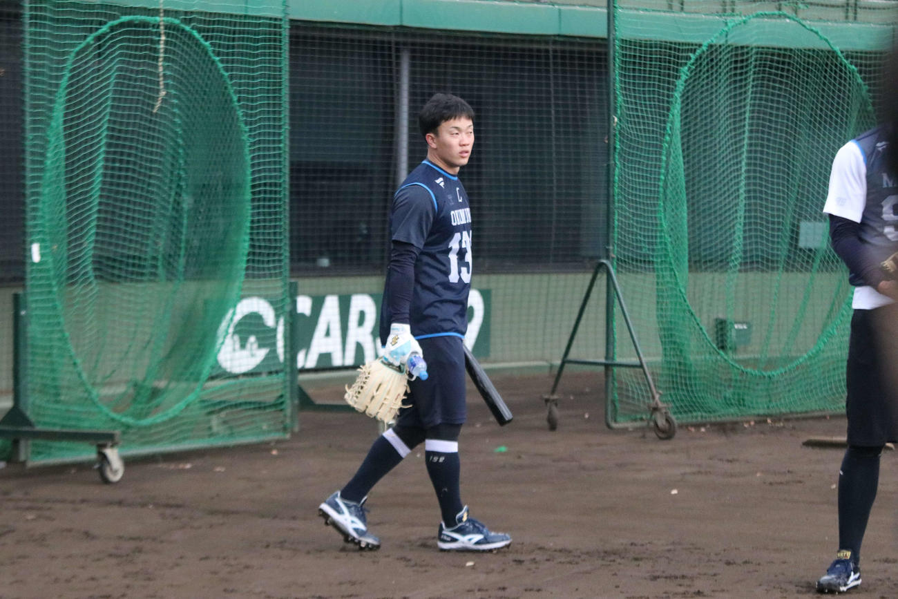 新人合同自主トレで体を動かした西武育成6位の奥村（撮影・山崎純一）