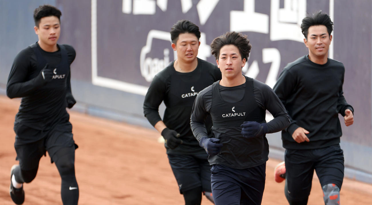 ポール間ダッシュで先頭を走る日本ハム細野（撮影・佐藤翔太）