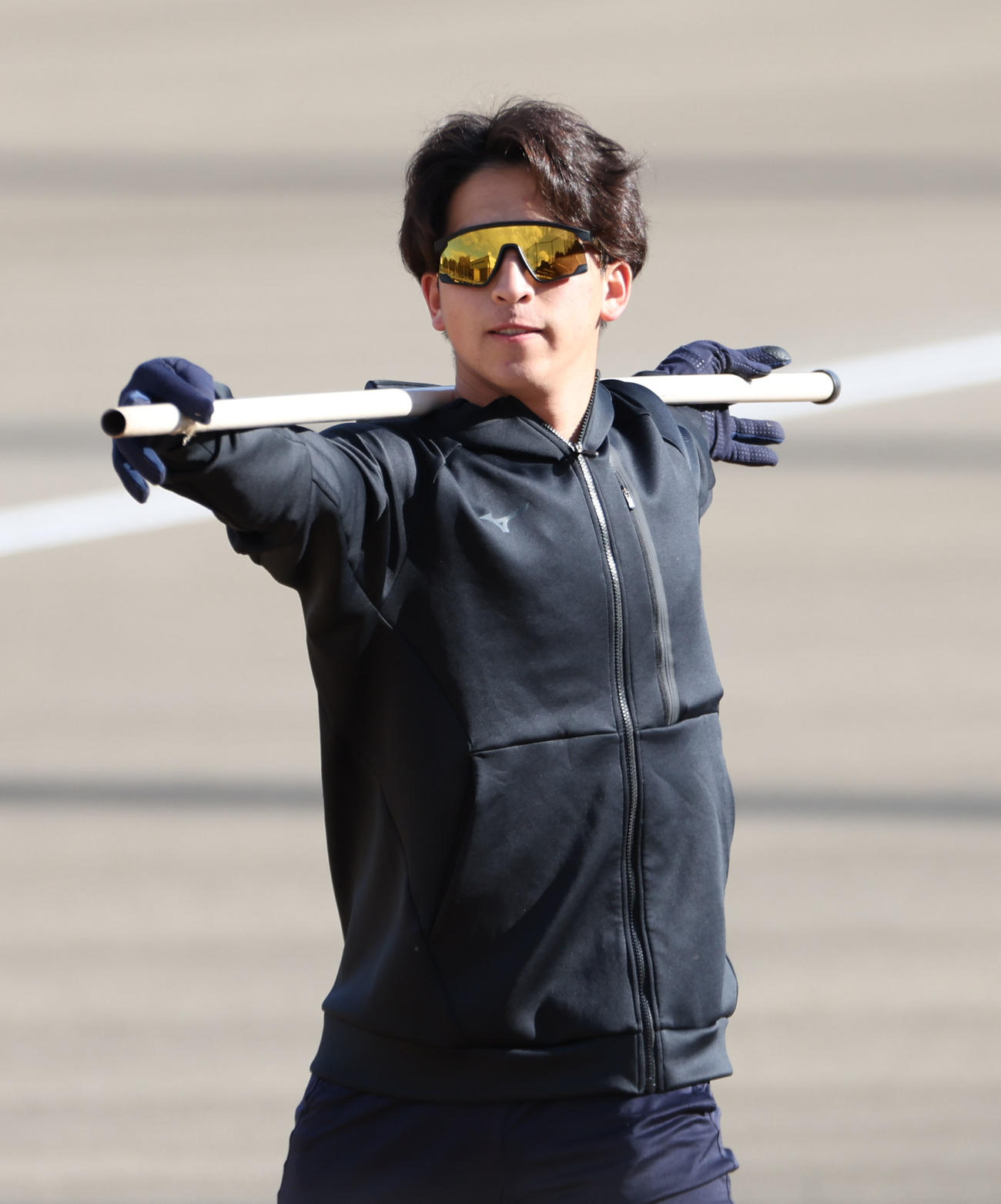 棒を使ってトレーニングをする日本ハム細野（撮影・佐藤翔太）
